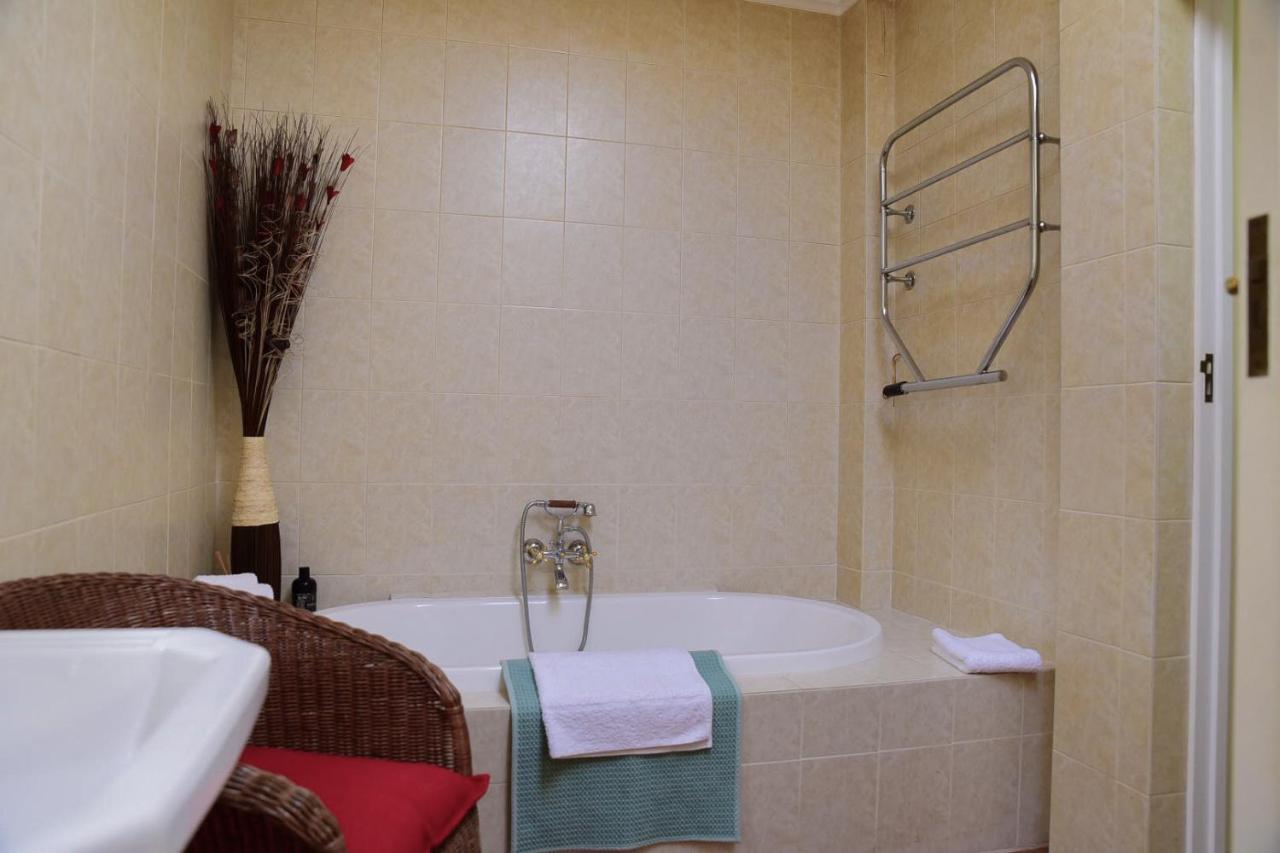On Pinewood Guest House Кейптаун Екстериор снимка