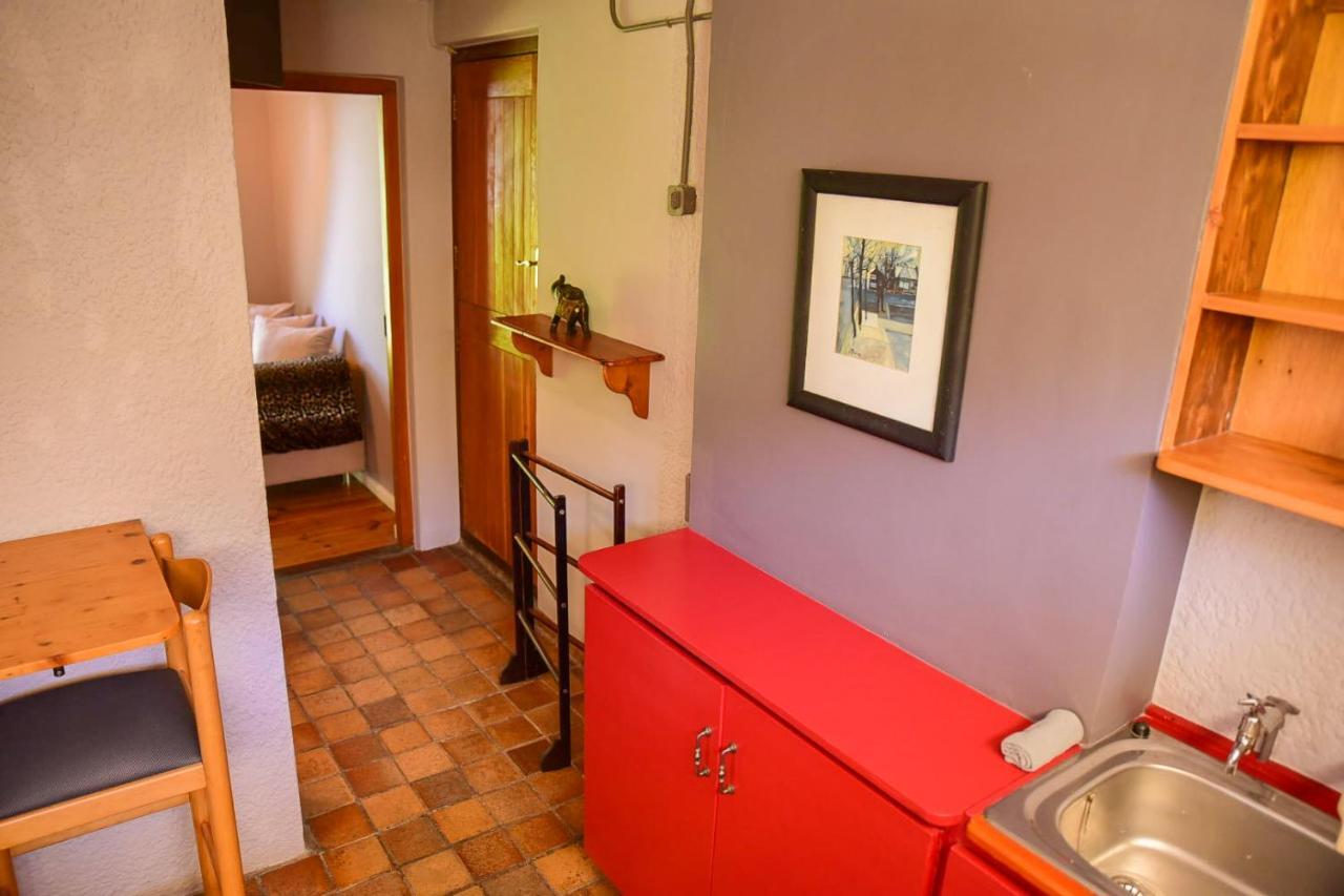 On Pinewood Guest House Кейптаун Екстериор снимка