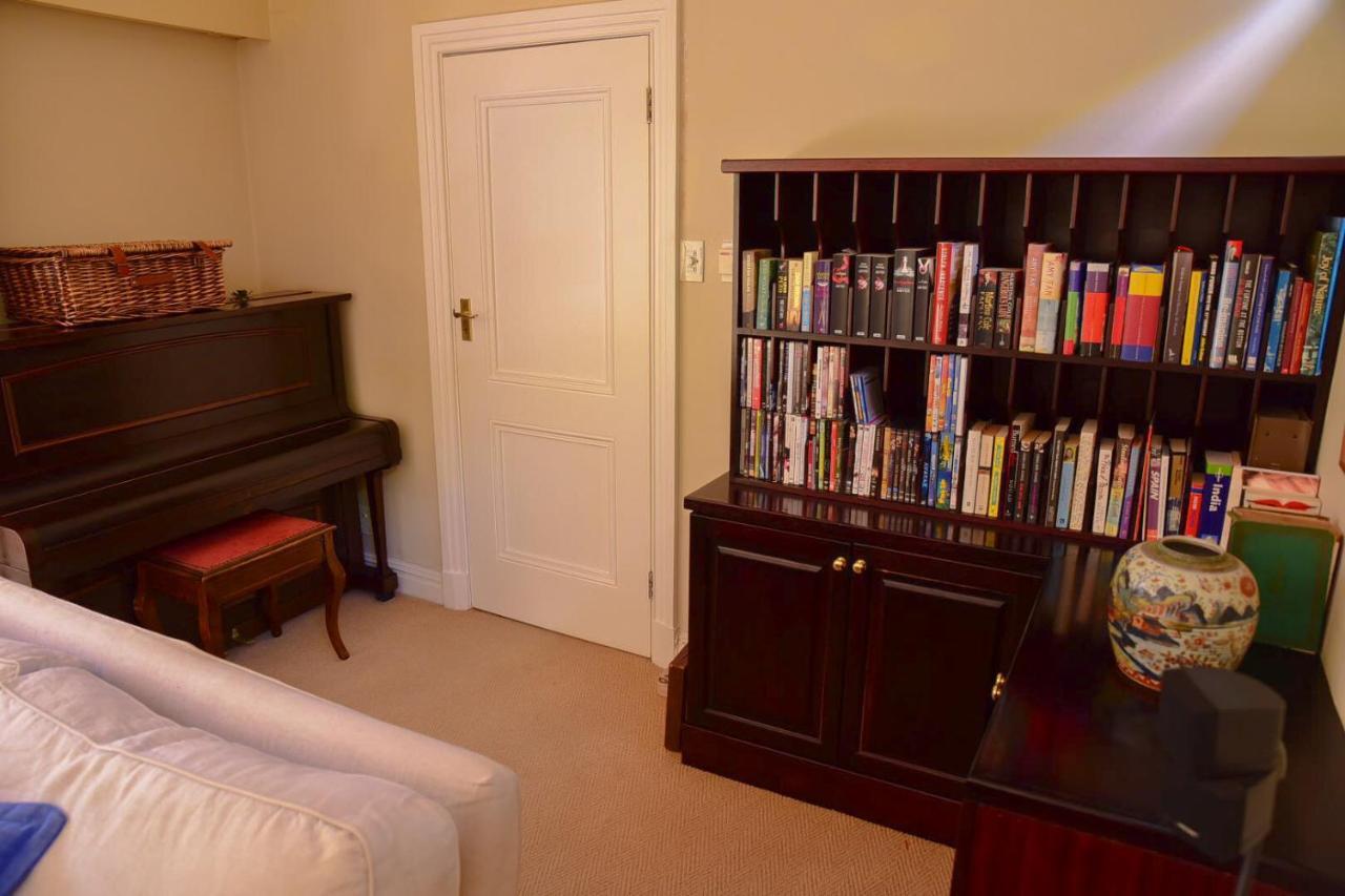 On Pinewood Guest House Кейптаун Екстериор снимка